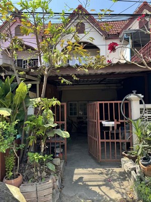 ราคาดี  เดินทางสะดวก ! ขายทาวน์เฮาส์2 ชั้น  17 ตารางวา  ใกล้สนามบินสุวรรณภูมิ ! ขายด่วนมาก.TPI-2886.ที่ตั้ง: ซอยเพียนศรี ถนนบางนา-ตราด 41 บางแก้ว บางพลี สมุทรปราการGoogle maps ：https://maps.app.goo.gl/xsmucQYdV19YLiVv7?g_st=il.รายละเอียด:- ทาวน์เฮาส์ 2 ชั้น- เนื้อที่ 17 ตารางวา- พื้นที่ใช้สอย 98 ตารางเมตร.ขายในราคาเพียง 1,000,000 บาทเท่านั้น เดิม 1.29 ล้าน.สถานที่ใกล้เคียง:- Mega Bangna- IKEA Bangna- Central Plaza Bangna- Market Village Suvarnabhumi- สนามบินสุวรรณภูมิ- โรงพย�