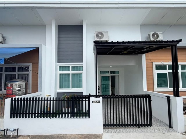 AOM 2595 The grand ซอยเนินพลับหวานขนาด : 24 ตารางวา 2 ห้องนอน 2 ห้องน้ำ 1 ที่จอดรถ ผ่อนตรง 2,990,000 ลบ เงื่อนไข : ผ่อนนานสูงสุด 3 ปี ( ต่อได้ 2 ปีหรือยื่นสินเชื่อต่อ )ดาวน์ 500,000 บาทผ่อนขั้นต่ำ 25,000/ เดือนดอกเบี้ย 6.5% ต่อปี  เฟอร์นิเจอร์ครบฟรีของแถมมากมายดังนี้ :- เฟอร์นิเจอร์บิวอินชั้นวางทีวี- บิ้วอินโต๊ะทานข้าวขนาด 4 ที่นั่ง- บิ้วอินลิ้นชักเก็บของ- โซฟาพร้อมโต๊ะกลาง- ตู้เย็น- แอร์ 2 ตัว - ชุดห้อ�