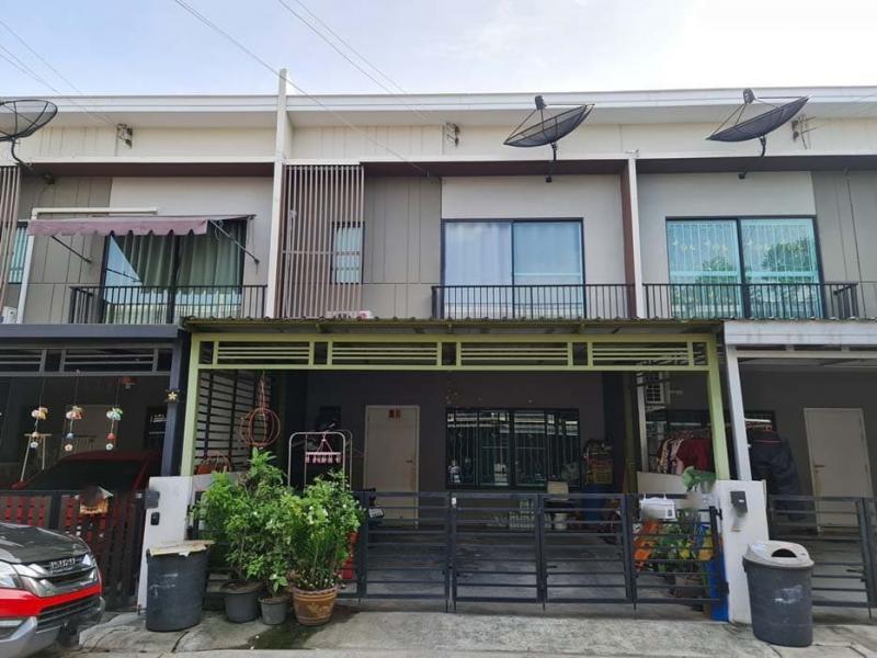    ขาย บ้านเดี่ยว/ทาวน์เฮ้าส์/คอนโด โครงการ ขาย ทาวน์เฮ้าส์ เดอะคอนเนค สุวรรณภูมิ 3 บางพลี   ซอย กิ่งแก้ว 37 ถนน กิ่งแก้ว ตำบล ราชาเทวะ อำเภอ บางพลี จังหวัด สมุทรปราการ   ราคาโปรโมชั่น   1,810,000    บาท    ลดจาก   2,070,000   บาท ราคาโปรโมชั่นตั้งแต่วันที่  2 มีนาคม - 31 พฤษภาคม 2569  รายละเอียดทรัพย์ -  เนื้อที่ 20.40 ตร.ว.  พื้นที่ใช้สอย 128.46 ตร.ม. -  1ที่จอดรถ  -  บ้านหันไปทางทิศ ใต้  พิกัดทรัพย์ : https://maps.app.goo.gl/sio5