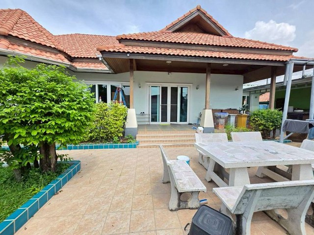 TEL:088-559 5199 คุณเอLine:https://line.me/ti/p/C0eGe0whLXขายบ้านเดี่ยว ใกล้ทะเล ชัยพฤก ฝั่งสนามกีฬา พัทยาเหนือ บางละมุงราคา 7.5 ล้านบาทค่าภาษีโอนทุกอย่าง 50/50โฉนด ชื่อไทยขนาดที่ดิน 150 ตร.ว.(600 ตร.ม.)พื้นที่ใช้สอยตัวบ้าน 300 ตร.ม. โดยประมาณ3 ห้องนอน 3 ห้องน้ำห้องเก็บของ 2 ห้องมีห้องสำหรับเปิดร้านหน้าบ้านค้าขายได้พร้อมห้องน้ำและครัวในตัวจอดรถได้ 3 - 4 คันมีพื้นที่ทำสระว่ายน้ำ(530) T : A15