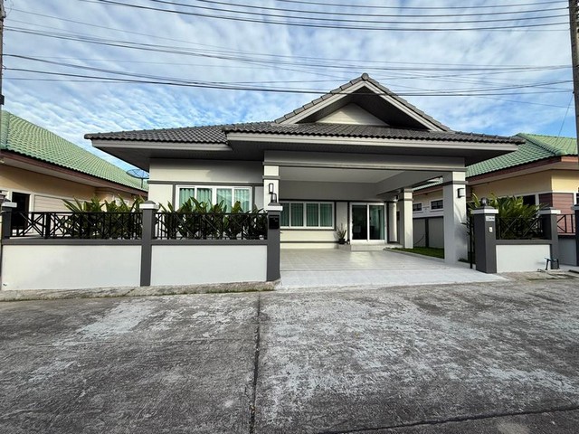 TEL:088-559 5199 คุณเอLine:https://line.me/ti/p/C0eGe0whLXหมู่บ้านพรเทพ การ์เด้น วิลล์ หนองปรือ บางละมุงบ้านรีโนเวทใหม่ เหมาะสำหรับพักอาศัย (ซอยชัยพรวิถี 25)สำหรับคุณและครอบครัว มาพร้อมเฟอร์นิเจอร์และเครื่องใช้ไฟฟ้าราคา 4,790,000.- บาทกรรมสิทธิ์ชื่อคนไทยการโอนกรรสิทธิ์แบ่ง 50:50บ้านเดี่ยวชั้นเดียวเนื้อที่ 54 ตรว. (216 ตรม.)พื้นที่ใช้สอย 139 ตรม.3 ห้องนอน 2 ห้องน้ำห้องรับแขกพื้นที่รับประทานอาหารพื้นที่ส�