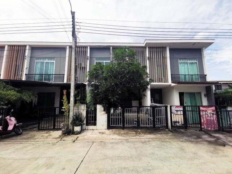   ขาย บ้านเดี่ยว/ทาวน์เฮ้าส์/คอนโด โครงการ  ขาย ทาวน์เฮ้าส์ พฤกษา 86/2 ลาดกระบัง-สุวรรณภูมิ  ถนน วัดศรีวารีน้อย ตำบล ศีรษะจรเข้น้อย อำเภอ บางเสาธง จังหวัด สมุทรปราการ  ราคาโปรโมชั่น  1,813,000     บาท    ลดจาก  2,000,000     บาท ราคาโปรโมชั่นตั้งแต่วันที่  2 มีนาคม - 31 พฤษภาคม 2569  รายละเอียดทรัพย์ -  เนื้อที่ 18.30 ตร.ว. พื้นที่ใช้สอย 87.87 ตร.ม.  -  1 ที่จอดรถ  -  บ้านหันไปทางทิศ ตะวันออกเฉียงเหนือ  พิกัดท�