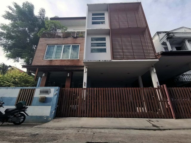  รหัสทรัพย์ (Code ID) :  PTT-26-P00812  ราคา  8,306,000 บาท (ราคาต่อรองได้) ▸ เนื้อที่  100 ตารางวา (1 งาน) พื้นที่ใช้สอย 505 ตารางเมตร   ▸ 4 ห้องนอน 6 ห้องน้ำ    ▸ 1 ที่จอดรถ   บ้านเดี่ยวหันไปทางทิศ   พิกัดทรัพย์ :  https://maps.app.goo.gl/amhLmCyrbMxjgUnAA  สถานที่ใกล้เคียง ▸ใกล้ตลาดนัดมณียา ท่าอิฐ ▸ใกล้เซ็นทรัล เวสต์เกต ▸ใกล้รงพยาบาลเกษมราษฎร์ รัตนาธิเบศร์ ▸ใกล้MRT สถานีบางรักน้อยท่าอิฐ  สอบถามเพิ่มเติม / นัดชม โทร. 097-419-5982(พลอย) โท�