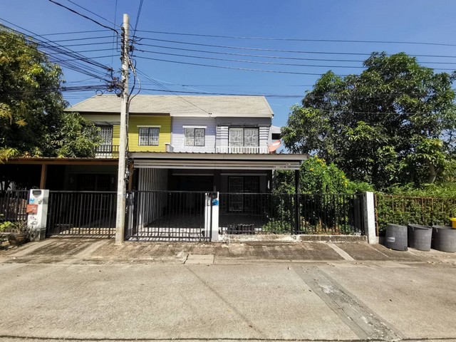  รหัสทรัพย์ (Code ID) :  PTT-26-P00912  ราคา  2,400,000 บาท (ราคาต่อรองได้) ▸ เนื้อที่  27.60 ตารางวา พื้นที่ใช้สอย 129 ตารางเมตร   ▸ 3 ห้องนอน 2 ห้องน้ำ    ▸ 1 ที่จอดรถ   ทาวน์เฮ้าส์หันไปทางทิศ   พิกัดทรัพย์ :  https://maps.app.goo.gl/PcQr31Au8Pf4ULgN9  สถานที่ใกล้เคียง ▸ใกล้เซ็นทรัล เวสต์เกต ▸ใกล้แม็คโคร สาขาบางบัวทอง ▸ใกล้ตลาดน้ำบางคูลัด ▸ใกล้ตลาดนัดแสงจันทร์ถาวร  สอบถามเพิ่มเติม / นัดชม โทร. 097-419-5982(พลอย) โทร. 096-932-4624(ออมสิน) Line : @panaya (ม�