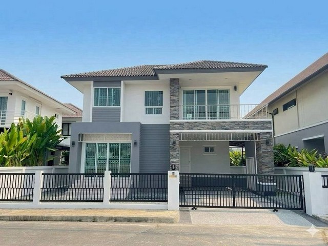 ลดกระหน่ำ! เพียง 3.69 ล้าน #แยกลิขิตชีวัน #สันทราย บ้านเดี่ยว 2 ชั้น บ้านหน้าสวน ทำเลทอง #ติดวงแหวนรอบ3 ทำเลศักยภาพสูง #ใกล้เมต้ามอลล์ เดินทางเข้าเมืองสะดวก เพียง 10 นาที #ถึงเซ็นทรัลเฟสติวัลรายละเอียดบ้าน• ที่ดิน 52.5 ตารางวา• พื้นที่ใช้สอย กว่า 200 ตารางเมตร• 3 ห้องนอน 3 ห้องน้ำ• 1 ห้องครัว• จอดรถ 2 คันบ้านหน้าสวน บรรยากาศดีทิศบ้าน ทิศใต้ ลมดีตลอดทั้งวันสภาพแวดล้อมดี น่า�