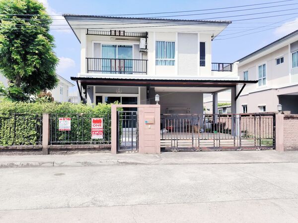 C28087                                                     ขายก็ได้ เช่าก็คุ้ม! บ้านเดี่ยว 2 ชั้น เฟอร์ครบ ใกล้ทางด่วนจตุโชติ หิ้วกระเป๋าใบเดียวเข้าอยู่ได้เลย ของแถมจัดเต็มทั้งหลัง!โครงการ ภัสสร เพรสทีจ จตุโชติทำเลจตุโชติ ใกล้ทางขึ้น-ลงทางด่วน เข้าเมืองสะดวก ใกล้บิ๊กซี ตลาด โรงเรียน และสิ่งอำนวยความสะดวกครบครัน━━━━━━━━━━━━━━━รายละเอียดทรัพย์ประเภท : บ้านเดี่ยว 2 ชั้นเนื้อที่ : 50.8 ตารางวา3 ห้อ�