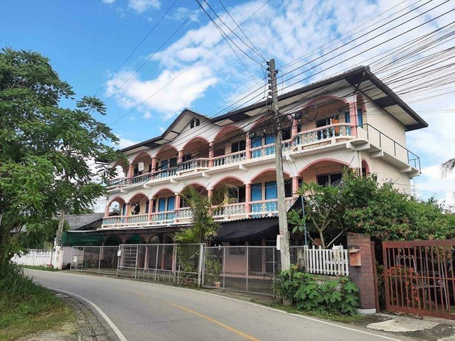 ขายด่วน 8 ล้าน 82 ตรว. 16 ห้อง หอพัก 3 ชั้น #สันพระเนตร #สันทราย #ผู้เช่าเต็ม #รับรายได้เดือนละประมาณ35,000-40,000 บาทเนื้อที่ 82 ตรว.หน้ากว้าง ประมาณ 30 เมตรห้องพัก รวมทั้งหมดมี 16 ห้องชั้นที่ 1 มี 4 ห้อง (ออฟฟิศ 1 ห้อง)​ ค่าเช่าห้องละ 2,200 บาท/เดือนชั้นที่ 2, 3 มีชั้นละ 6 ห้อง (รวม 12 ห้อง)​ ค่าเช่า 2,000 บาท/เดือนค่าไฟหน่วยละ 8 บาทค่าน้ำเหมาจ่ายเดือนละ 250 บาท/ห้อง/2 คน. แต่ถ้าอยู่คนเดียว 200 บาทราคา 8 ล้าน