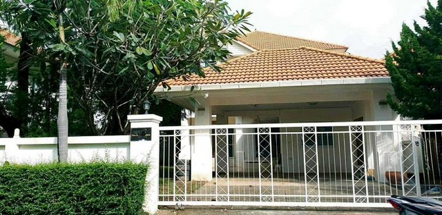 ขาย 6.5 ล้าน #พิมุกต์4 – #สันทราย บ้านเดี่ยว 2 ชั้น พื้นที่กว้าง ทำเลเยี่ยม #น้ำไม่ท่วม บรรยากาศเงียบสงบ ร่มรื่น เป็นส่วนตัวขนาดที่ดิน: 127 ตร.วารายละเอียดบ้าน:•3 ห้องนอน | 5 ห้องน้ำ•พื้นที่กว้างขวาง ทำ Home Office ได้•จอดรถได้หลายคัน•เหมาะสำหรับครอบครัวขนาดกลาง-ใหญ่จุดเด่นทำเล:•ใกล้ มหาวิทยาลัยพายัพ•ใกล้ เซ็นทรัลเฟสติวัล, บิ๊กซี, รพ.แมคคอร์มิค, รพ.กรุงเทพ, สถานีขนส่งอาเขต•�