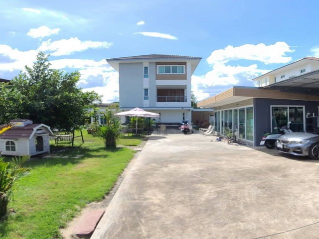 ขายบ้านเดี่ยว 3 ชั้น 200 ตรว 5 ห้องนอน ซอยโยธินพ้ฒนา 3 ย่านเลียบด่วนรามอินทรา ใกล้ทางด่วน *** ราคาขาย 39 ล้านบาท ติดต่อ:: ชยา โทร/ID Line:: 0942823961   Link Line:: https://line.me/ti/p/3xFA1An8Kcรหัส# T26-411บ้านเดี่ยว 3 ชั้น ซอยโยธินพ้ฒนา 3 เลียบด่วนรามอินทรา - เนื้อที่ 200 ตารางวา- 5 ห้องนอน- 5 ห้องน้ำ- living room ห้องทานข้าว - 1 ห้องครัวไทย - 1 ห้องแม่บ้าน พร้อมห้องน้ำ- จอดรถ 5-6 คัน (ในโรงรถ 3 คัน)  - ไม่มีค่าส่วนกลาง เข้าออกหลายเส้นทาง:: เ