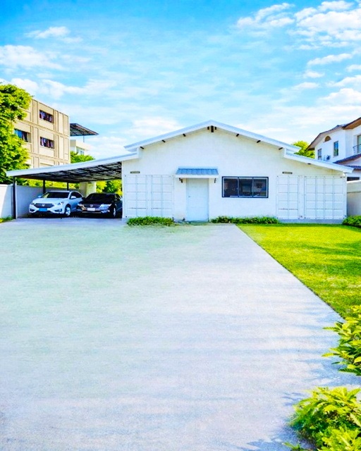 ศรีนครินทร์34-40 โฮมออฟฟิศ 3นอน 2น้ำ ใกล้ BTSศรีนครินทร์38 700ม.แม็คโคร ศรีนครินทร์2 100ม. ถ.อ่อนนุช44-48  พาราไดซ์ พาร์ค 1 กม. 172ตร.ว.พื้นที่ใช้สอย 682 ตร.ม. 57,998 B-M. พร้อมลานกว้างด้านหลัง ทำเลศรีนครินทร์ เหมาะสำหรับโฮมออฟฟิศ SME สตูดิโอ หรือธุรกิจออนไลน์ ใกล้ซีคอนสแควร์ ศรีนครินทร์ 900 ม.รถไฟฟ้า และสวนหลวง ร.9 เดินทางสะดวกSrinakarin Rd.34-40. home office 3bed Makro Srinakarin2 100m  Onnut Rd.44-48 2bath near BTS Srinakarin38 700m. and Paradise Park 1km. 172sq.wa. 682sq.m. Rent 57,998B-M Large backyard Located