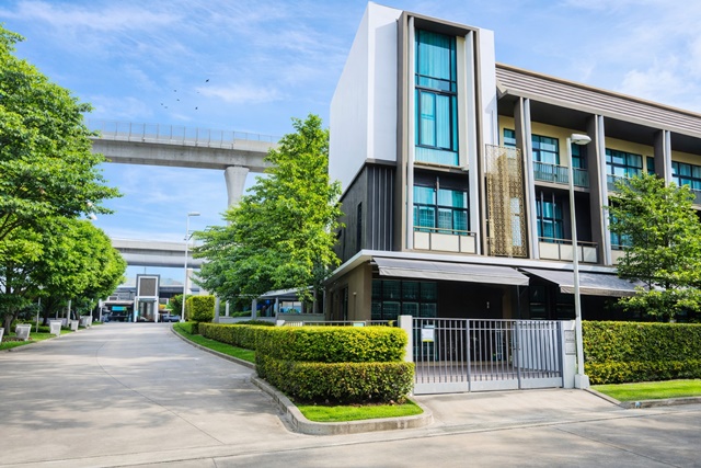 วงศ์สว่าง7-15 ใกล้BTS ติวานนท์ 500ม. 6แอร์ ทาวน์โฮมหรู ฟังก์ชัน  3นอน 4น้ำ บ้านหลังมุม 18 ตร.ว.207 ตร.ม. 39,998 B-M ขาย 13.49 ลบ.บ้านใหม่ พร้อมเฟอร์ฯ 2 จอดรถ ทำเลติดถนนกรุงเทพ นนทบุรี ใกล้รพ.เกษมราษฎร์ ประชาชื่น 1.9 กม.รถไฟฟ้า และเชื่อมต่อถนนสายสำคัญหลายเส้นทางWongsawang 7-15 BTS Tiwanon 500m. 6A/C Corner Luxury townhome  3bed 4bath 18sq.wa. 207sq.m. 39,998B-M Selling price 13.49 Million THB New house fully furnished 2 parking spaces Prime location on Bangkok Nonthaburi Road Near Kasemrad Prachachuen Hospital 1.9 km. close to BTS and connected to several major roadsวงศ์สว่าง7-15ถ.กรุงเ