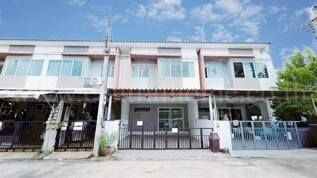 รหัสทรัพย์&nbsp; N0658ทาวน์โฮม เดอะทรัสต์ ทาวน์ วงแหวน - ลําลูกกา คลอง 5&nbsp;ที่ตั้ง :&nbsp;ตำบลบึงคำพร้อย&nbsp;อำเภอลำลูกกา จังหวัดปทุมธานี 12150รายละเอียดทรัพย์&nbsp;- ทาวน์โฮม 2 ชั้น ขนาดที่ดิน 19.9&nbsp;ตารางวา พื้นที่ใช้สอย 120&nbsp;ตารางเมตร- 3&nbsp;ห้องนอน, 2&nbsp;ห้องน้ำ, 1 ห้องนั่งเล่น,&nbsp;1 ห้องครัว, 2&nbsp;ที่จอดรถ- ชั้นบนลามิเนต, ชั้นล่างแกรนิตโต้- หน้าบ้านหันทิศใต้สิ่งอำนวยความสะดวก- ระบบรักษาความปลอด