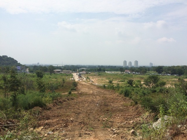 #ขายที่ดินเมืองชลบุรี#ขายที่ดินขนาด 97-1-14 ไร่????พิกัด: ตำบลเหมือง อำเภอเมืองชลบุรี จังหวัดชลบุรี✅ที่ดินแปลงใหญ่ห่างจากถนนเส้น 3144 เพียง 500 เมตร✅ใกล้แหล่งท่องเที่ยว สนามกอล์ฟ วัด คาเฟ่ รีสอร์ทสวนสัตว์✅เหมาะสำหรับสร้างรีสอร์ท โรงแรม สนามกอล์ฟ และธุรกิจต่างๆ????เสนอขายราคาไร่ละ 6 ล้านบาท✅สถานที่ใกล้เคียง:????อ่างเก็บน้ำบางพระ 5.1 กม.????บางพระกอล์ฟคลับ 3.4 กม.????สนามกอล์ฟ mounta