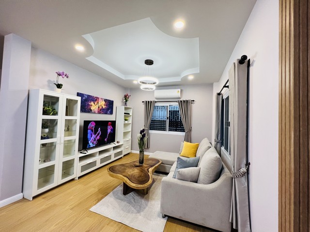 ขายบ้านฝรั่งตกแต่งใหม่พร้อมอยู่หมู่บ้านไสววิลล่า ในเมืองหนองคาย  บ้าน 3 ห้องนอน 2 ห้องน้ำ พร้อมที่ดิน 65 ตรว.  บ้านพื้นที่ใช้สอย 150 ตรม.  ขายพร้อมเฟอร์นิเจอร์ใหม่ทั้งหมดมูลค่าหลายแสนบาท  เฟอร์นิเจอร์ใหม่ทั้งหมด แถมฟรี ตู้ชุดโฮมเธียร์เตอร์ใหม่ของ Ikea ,โซฟาใหม่,Smart TV 58 “มูลค่า 15,000 บ. ใหม่, โต๊ะรับแขกไม้แท้จากเหนือ,แจกันใหม่,รูปภาพตกแต่งใหม่   ครัว บิ้วอินราคาแพง ครัว Kitcho 