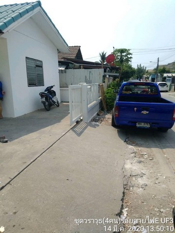 ขายหอพัก ห้องเช่า ย่านทางเข่า  ม.รังสิต  แถววัดนาวง ต.หลักหก  อ.เมือง จ.ปทุมธานี หอพัก ห้องเช่า 9 ห้องบนเนื้อที่ 60ตร.วา จับจุดวัดนาวงซ้ายมือวัดตรงไปประมาณ 1 กิโล เจอ Amaxon Coffee ซ้ายมือ เข้าซอย ซ.นาวง4พัฒนา ซอย3 ตรงข้าม เลี้ยวมาประมาณ 150 ม.หอพักอยู่ด้านซ้ายตรงข้ามหอพักสีฟ้า 2 ชั้นปรับปรุงใหม่  พร้อมดำเนินกิจการต่อ  รายได้ดี ลูกค้าเข้าพักตลอด ย่านแหล่งชุมชนเจริญ ใกล้มหาวิท