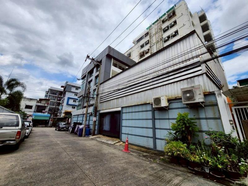 TH.186ขายอาคารรามคำแหงซอย4 ตึก 4 ชั้นครึ่ง เนื้อที่ 88 ตร.วา. ที่ตั้ง ซ.รามคำแหง 4 แขวง/เขตสวนหลวง กรุงเทพฯ 10250รายละเอียด-เนื้อที่ 88 ตร.วา. -พื้นที่ใช้สอยประมาณ 900 ตร.ม.-พร้อมโกดัง 2 ชั้น-ห้องรวม 11 ห้อง ห้องน้ำ 9 ห้อง -จอดรถโดยรอบได้ประมาณ 5-6 คันสถานที่ใกล้เคียง-Airport Rail Link สถานีรามคำแหง-เรือด่วนคลองแสนแสบ (ท่าเรือรามคำแหง/สะพานคลองตัน)-จุดขึ้น-ลงทางทางพิเศษฉลองรัช (รามอินทรา-อาจณรงค