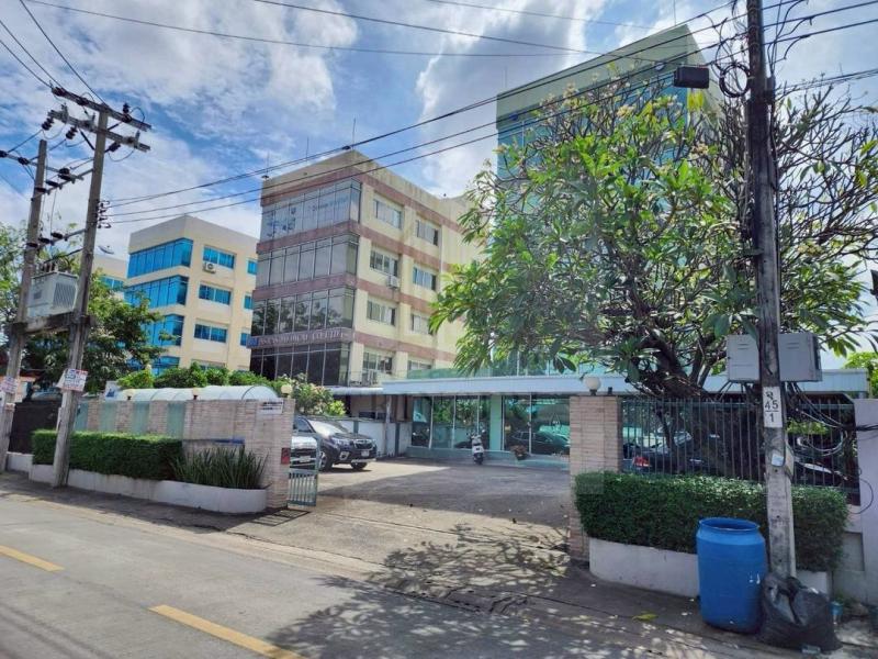 TH.185ขายอาคารสำนักงาน 5 ชั้น คุ้มมากที่ตั้ง ซอยนวลจันทร์ 36 - นวมินทร์ 163 รายละเอียด-เนื้อที่ 150 ตารางวา-พื้นที่ใช้สอยประมาณ 700 ตารางเมตร-จอดรถได้ประมาณ 10-12 คัน????ชั้น 5 : เป็นพื้นที่เปิดโล่งเคยเป็นที่ทำงานของเซลล์และมีห้องน้ำชาย หญิง (แยก)ชั้น 4 :  เป็นชั้นทำงานของพนักงานบัญชีเดิม Pantryด้านหน้า มีห้องผู้บริหาร 1 ห้องและพื้นที่นั่งทำงานส่วนกลางประมาณ 10 - 15 ท่านและมี 1 ห้องเก็บ�