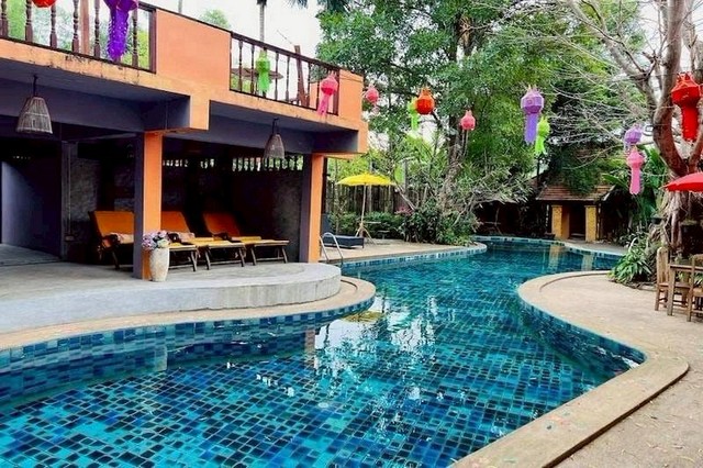 ให้เช่าโรงแรม 250,000 บาท/เดือน #โซนป่าแดด #สไตล์บูทีคล้านนา บรรยากาศสวย มีเอกลักษณ์ ใกล้ตัวเมืองเชียงใหม่ ทำเลดี เดินทางสะดวก #ใกล้ถนนมหิดล และห้าง #เซ็นทรัลแอร์พอร์ต เพียงประมาณ 6 กม. เหมาะสำหรับนักลงทุนที่ต้องการทำ Boutique Hotel / Wellness / Retreat รายละเอียดทรัพย์ ที่ดินขนาด 1 ไร่ 1 งาน 76 ตร.ว. อาคารโรงแรม 2 อาคารขนาดใหญ่อาคารที่ 1 15 ห้องพัก เฟอร์นิเจอร์ครบ พร้อมเปิดบริการได้ทันทีอาค�