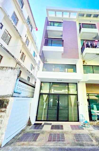 ใกล้แฟชั่นไอส์แลนด์ 900 ม.หลังริมต้นซอย ให้เช่า อาคารพาณิชย์ 3.5 ชั้น 2-3นอน 3 น้ำทำเลติดถนนปัญญาอินทรา พื้นที่ใช้สอย 18 ตร.ว.220 ตร.ม. 16,999 B-M. ขาย 3.95 ลบ. รีโนเวทใหม่ สไตล์โมเดิร์น เหมาะทำโฮมออฟฟิศ ร้านค้า หรืออยู่อาศัย ทำเลศักยภาพ เข้าออกได้หลายเส้นทาง ใกล้ซาฟารีเวิลด์ คลองสามวา 1.0 กม.แหล่งไลฟ์สไตล์สำคัญFashion Island 900 m. For Rent 3.5-story commercial building with 2-3bed 3 bath End unit at the beginning of the soi prime location on Panya Indra Road 18 sq.wa. 220 sq.m. usable area 16,999 B-M Se