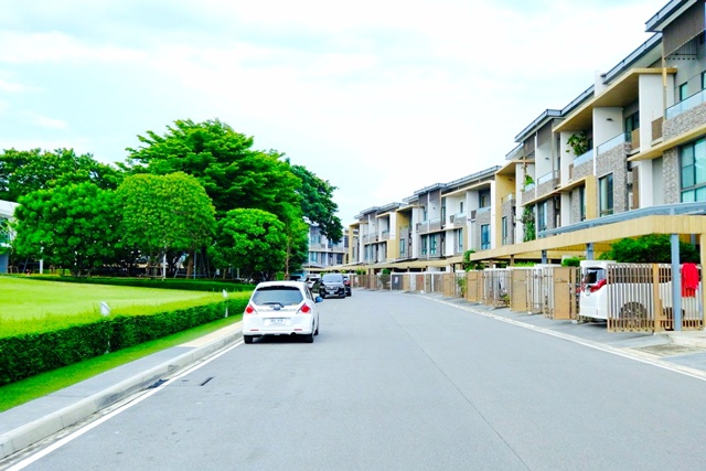 รร.เลิศหล้า เกษตรนวมินทร์ 1.8 กม.CDC ทาวน์โฮมหรู 3 ชั้น ใกล้ เซ็นทรัล อีสต์วิลล์ 900 ม. 3 นอน 4 น้ำ 17 ตร.ว. 200 ตร.ม. 45,999 B-M. ขาย 9.49 ลบ.ตกแต่งบิ้วอิน พร้อมเฟอร์ฯครบ ทำเลเลียบด่วนเอกมัย รามอินทรา เดินทางสะดวก ใกล้แหล่งไลฟ์สไตล์ เชื่อมต่อถนนหลัก และเลียบด่วนรามอินทราได้สะดวก LAND MARKNear Lertlah School Kaset Nawamin 1.8 km.  Luxury 3 story townhome 3 bed 4 bath  and CDC 1 km. 17 sq.wa. 200 sq.m. Rent 45,999 B-M near Central EastVille 900 m.Selling price 9.49 million B-M Built in furnishings and complete furniture included Prime location along Ekkamai Ramindra Expressw