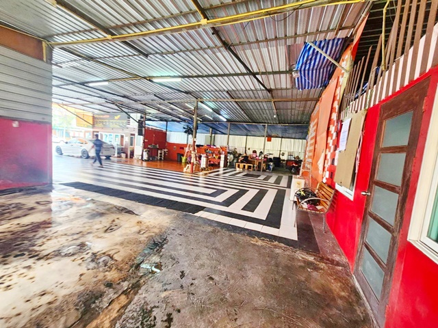 เดอะมอลล์บางกะปิ  1กม.  โชว์รูม ร้านค้าที่พักลูกค้า ห้องเคลือบแก้ว 6นอน 6น้ำ ใกล้ศูนย์การค้าบางกะปิและรถไฟฟ้าและตลาดบางกะปิ 1 ไร่ 400ตร.ว. 1,600ตร.ม. เหมาะทำร้านค้า โฮสเทล หรือธุรกิจบริการhe Mall Bangkapi 6beds 6baths Showroom commercial building and guest accommodation with glass coated room located on Happy Land Bangkapi commercial district and rail transit Nearby within 1 km include T Bangkapi Market Land size 1rai or 400sqwah total area 1,600 sqm suitable for shop hostel guesthouse or service businessเซ้ง 799,999 บาท  เช่่า59,999 บาทนวมินทร์ เสรีไทย รามคำแหงแฮปปี้แลนด์ แขวง