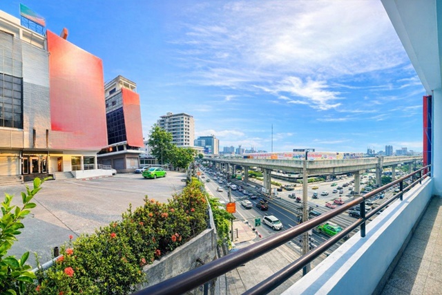 BTS สำโรง 200 ม. BIGC สำโรง2 350ม. อาคารพาณิชย์ รีโนเวทใหม่ 5นอน 5น้ำ ใกล้ตลาดสำโรง 1 กม. อาคารพาณิชย์ 6 ชั้นหลังมุม ติดถนนสุขุมวิท เทพารักษ์ ขนาด 22 ตร.ว. พื้นที่ใช้สอย 365 ตร.ม. 32,999 B-M.พร้อมที่จอดรถส่วนตัว 5 คัน ทำเลศักยภาพ เหมาะทำออฟฟิศ ร้านค้า หรือธุรกิจบริการ  เดินทางสะดวก ใกล้รถไฟฟ้า และศูนย์การค้าBTS Samrong 200m. BIGC Samrong2 350m.Newly renovated commercial building with 5bed and 5bath Samrong Market 1km. 6story corner building on Sukhumvit Theparak Road 22sq.wa. 365sq.m.  32,999B-M Includes private parking for 5cars 