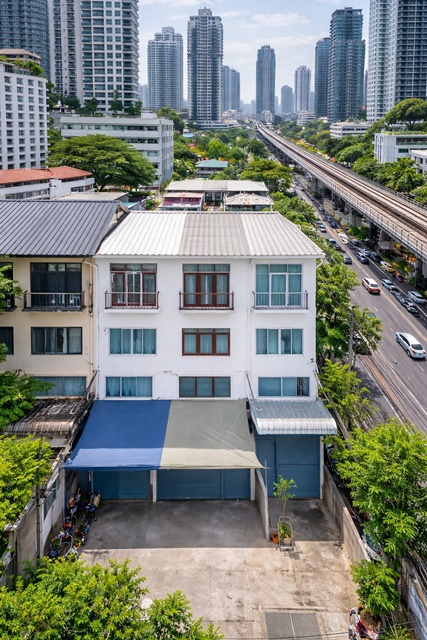 ใกล้รพ.สมิติเวช สุขุมวิท 600 ม. ใกล้BTS ทองหล่อ 1.5 กม. อาคารพาณิชย์ 4 ชั้น 3นอน สุขุมวิท45-53 1 น้ำ มาร์เก็ตเพลส ทองหล่อ 700 ม. อาคารหน้ากว้าง พื้นที่ใช้สอย 250 ตร.ม. 16 ตร.ว. 17,998 B-M. ทำเลสุขุมวิท  เหมาะทำโฮมออฟฟิศ ร้านค้า หรือธุรกิจ ย่านทองหล่อ และพร้อมพงษ์  เดินทางสะดวก ทั้งรถไฟฟ้า และถนนสายหลักSamitivej Sukhumvit Hospital 600 m.  Four story commercial building with 3bed BTS Thonglor 1.5km  Sukhumvit 45-53 1 bath 1.5 km. Market Place Thonglor 700 m. Wide frontage 250sq.m. 16sq.wa. 17,998B-M. Prime Sukhumvit location ideal for home office sho