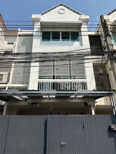 พื้นที่ใช้สอย 200 ตร.ม. 17 ตร.ว. 64,999 B-M.ใกล้ BTS ทองหล่อ 700 ม. ทาวน์โฮม 3 ชั้น 3 นอน 4 น้ำ เอ็มควอเทียร์ 1 กม.บ้านรีโนเวทใหม่สไตล์โมเดิร์น ทำเลสุขุมวิท ใจกลางทองหล่อ เหมาะอยู่อาศัย หรือโฮมออฟฟิศ ใกล้รร.นานาชาติ บางกอกเพรพ 1.3 กม.แหล่งไลฟ์สไตล์ ร้านอาหาร และคาเฟ่ทองหล่อ เดินทางสะดวก เชื่อมต่อถนนสุขุมวิท พระราม 4 และทางด่วนnear BTS Thonglor 700m. 3 story townhome 3bed 4bath EmQuartier 1 km. 200 sq.m usable area 17 sq.wa. Rent 64,999 B-M.Newly renovated modern house in Sukhumvit Th
