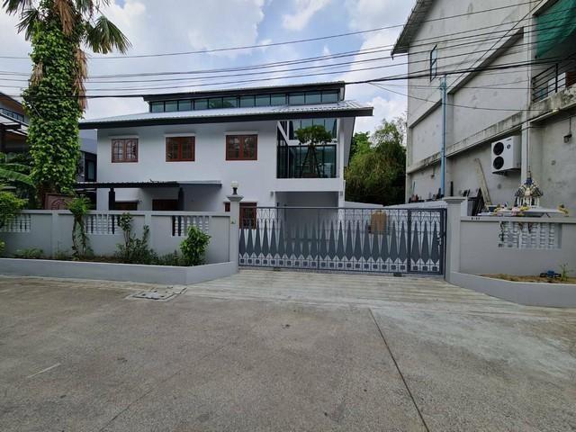 รหัสC7091 ให้เช่าบ้านเดี่ยว 2ชั้น ย่าน ลาดพร้าว โชคชัย4 ใกล้ MRTโชคชัย4 ใกล้นาคนิวาส เหมาะทำโฮมออฟฟิศ**ให้เช่า**ราคาเช่า 60,000 บาท / เดือน (สัญญาขั้นต่ำ2 ปี ประกัน 3 เดือน ล่วงหน้า 1 เดือน)โทร : 095-823 9789 คิทLine id : candy.456Line Add Friend : https://line.me/ti/p/rHhjrvhm_zโทร : 091-782 8924 ต้นLine : seng.456Line Add Friend : https://line.me/ti/p/iHsUxP2IlTบ้านเดี่ยว 2ชั้น ย่าน ลาดพร้าว โชคชัย4 ใกล้ MRTโชคชัย4 ใกล้นาคนิวาส เลียบด่วนเหมาะทำโฮมออฟฟิศเนื้อที่ 70 ตารางวา  พื้นที่ใ