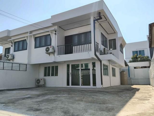 ให้เช่าบ้านเดี่ยว 2 ชั้น ย่านโชคชัย 4 ซอย 56 แหล่งชุมชน รีโนเวทใหม่ เหมาะพักอาศัย หรือทำออฟฟิศราคาเช่า 40,000 บาท / เดือน ( สัญญาขั้นต่ำ 1 ปี ประกัน 2 เดือน ล่วงหน้า 1 เดือน ประกันค่าน้ำค่าไฟ 10,000 บาท )ที่ตั้ง ถนนโชคชัย 4 ซอยโชคชัย 4 แยก 56  แขวงลาดพร้าว เขตลาดพร้าว กรุงเทพมหานคร 10230ติดต่อ : คุณภัสพงณ์ 0634098164Line : binkem22https://www.facebook.com/profile.php?id=61581484955548เนื้อที่ 50 ตารางวา จำนวน 2 ชั้น 3 ห้องนอน 2 ห้องน้ำ จอดรถ 