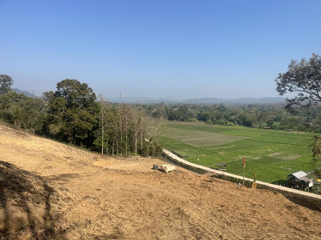ที่ดินเนินสโลป แปลงสวย ห่างจากตัวเมือง 7 กม. ในเขตชุมชน มีไฟฟ้า ติดถนน ลาดยาง วิว 180 องศา ที่ดินปรับสเต็ป พร้อมขุดสระเก็บน้ำไว้แล้ว วิวทุ่งนา บรรยากาศดี เหมาะสำหรับทำบ้านสวน รีสอร์ท หรือ ลานกางเต็นท์  หรือซื้อไว้เกร็งกำไรในอนาคต เนื้อที่ 3 ไร่ 1 งาน 35 ตารางวา ขายยกแปลงไร่ละ 600,000 บาท พร้อมโอน สามารถนัดชมที่ดินได้ที่ 094.2893646 มัสรับสายนะคะ