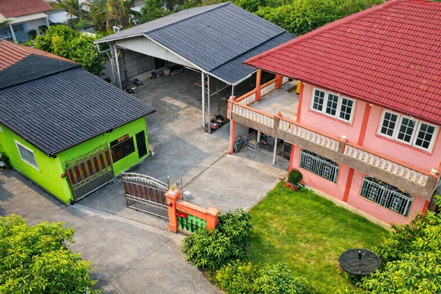 ถนนพุทธสาคร สวนหลวง กระทุ่มแบน 255 ตร.ว.500ตร.ม. ตลาดอ้อมน้อย 1.4กม. บ้านเดี่ยว 2ชั้น 6นอน 6น้ำ พร้อมโกดังโรงงานและลานจอดรถ  ถนนเพชรเกษม  ใกล้สนามกีฬาเทศบาลนครอ้อมน้อยPhutthasakhon Rd.SuanLuang KrathumBaen OomNoi Market 1.4km. Two storey detached house 6beds 6baths plus factory warehouses and parking yard near OmNoi Municipal OomNoi Market 1.4km. Stadium Khlang Thong and 255 sq.wah total usable area 500 sq.m suitable for residence business or distribution hub with convenient access to Phetkasem Road ถนนเพชรเกษม ถนนพุทธสาคร ตำบลสวนหลวง อำเภอกระทุ่มแบน จังหวัดสมุทรสาครขนาดที่ดิ�