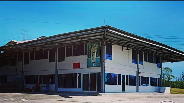 #ขายและให้เช่าโรงงานหลอมชลบุรี#ขายที่ดินพร้อมสิ่งปลูกสร้าง เนื้อที่ 28 ไร่???? ผังสีเหลือง ✴️มีใบอนุญาต รง.4 (หลอมเหล็ก)????อมตะพานทอง ชลบุรี______________________✅รายละเอียด:????ที่ดินขนาด 28 ไร่????พื้นที่ใช้สอยภายในโรงงานประมาณ 7,800 ตร.ม????มีออฟฟิศ ห้องน้ำ????หม้อแปลงขนาด 500/3000/4000 Kva????เครนหลายตัวขนาด 5 ตัน 4ตัว 10 ตัน 4ตัว 15 ตัน 1ตัว????เตาหลอมขนาด 6 ตัน 3ตัว????ปั้มน้ำ 7ตัว????สถานีจ่ายเเก้ส????มีเครื่องปั่�