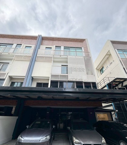 ขายโฮมออฟฟิศ 4 ชั้น เอกมัยรามอินทราโฮมออฟฟิศนวลจันทร์รามอินทรา40พื้นที่ : 44.6 ตารางวาพื้นที่ใช้สอย : 417 ตารางเมตรพิกัด : ดิสทริค โมเดิร์นออฟฟิศเอกมัย - รามอินทรา ซ.รามอินทรา40ต.นวลจันทร์ อ.บึงกุ่ม จ.กรุงเทพชั้น 1- 1 ห้องทำงาน 1 ห้องครัว- 1 ห้องแม่บ้าน 1 ห้องเก็บของ- แอร์ 4 ทิศทาง 1 เครื่องใหญ่- แอร์ 1 เครื่องเล็กชั้น 2- 1 ห้องนอน 1 ห้องน้ำ- 1 ห้องรับแขก- แอร์ห้องนอน 1 ตัว- แอร์ห้องนั่ง�