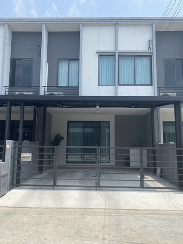 #ขายทาวน์โฮม 2 ชั้น สไตล์โมเดิร์น โครงการพลีโน่บางนา-อ่อนนุช สมุทรปราการ ใกล้สนามบินสุวรรณภูมิ#รายละเอียดและที่ตั้งทรัพย์-ทาวน์โฮม 2 ชั้นเนื้อที่ 33 ตารางวา-จำนวน 3 ห้องนอน 2 ห้องน้ำ 1 ห้องรับแขก-ตั้งอยู่โครงการพลีโน่ บางนา-อ่อนนุช ซอยกิ่งแก้ว 37  บางพลี สมุทรปราการ-ซื้อแล้วพร้อมเข้าอยู่ได้เลยต่อเติมเรียบร้อย-ใกล้สนามบินสุวรรณภูมิเพียง 10 นาที(รถไม่ติด)-ใกล้แอร์�