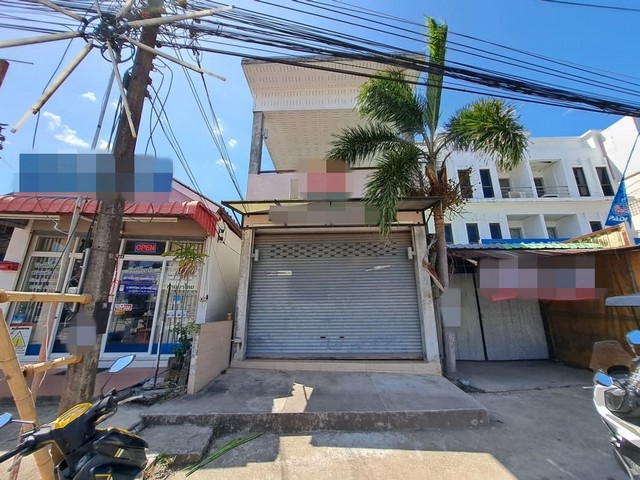  รหัสทรัพย์ (Code ID) :  PTT-26-P00380  ราคา  4,954,000 บาท (ราคาต่อรองได้) ▸ เนื้อที่  25 ตารางวา พื้นที่ใช้สอย 252.40 ตารางเมตร   ▸ - ห้องนอน - ห้องน้ำ    ▸ 1 ที่จอดรถ   อาคารพาณิชย์หันไปทางทิศ   พิกัดทรัพย์ :  https://maps.app.goo.gl/WpjZL1WiUf6eSHtf6  สถานที่ใกล้เคียง ▸ใกล้โลตัส โกเฟรช เกาะลันตา ▸ใกล้โรงพยาบาลเกาะลันตา ▸ใกล้สถานีตำรวจภูธรเกาะลันตา ▸ใกล้องค์การบริหารส่วนตำบลเกาะลันตาน้อย  สอบถามเพิ่มเติม / นัดชม โทร. 097-419-5982(พ