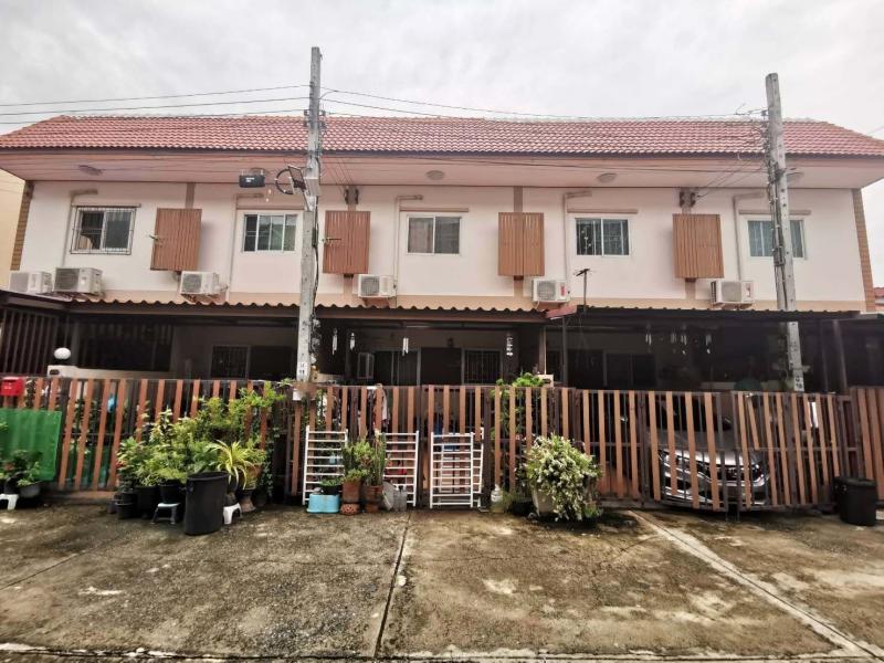   ขาย บ้านเดี่ยว/ทาวน์เฮ้าส์/คอนโด โครงการ  ขาย ทาวน์เฮ้าส์ แอร์พอร์ตปาร์ควิลล่า หลักสี่  ถนน ประชาอุทิศ แขวง ทุ่งสองห้อง เขต หลักสี่ จังหวัด กรุงเทพมหานคร  ราคาโปรโมชั่น   1,803,000   บาท    ลดจาก  2,150,00    บาท ราคาโปรโมชั่นตั้งแต่วันที่  2 มีนาคม - 31 พฤษภาคม 2569  รายละเอียดทรัพย์ -  เนื้อที่  16.00 ตร.ว.   พื้นที่ใช้สอย 100.00 ตร.ม. -  ห้องนอน  ห้องน้ำ  -  1 ที่จอดรถ  -  บ้านหันไปทางทิศ  เหนือ  พิกัดทรัพ�