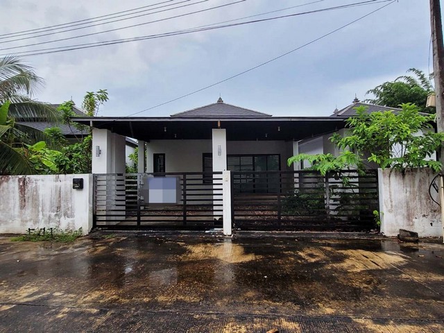  รหัสทรัพย์ (Code ID) :  PTT-26-P00214  ราคา  1,753,000 บาท (ราคาต่อรองได้) ▸ เนื้อที่  47.90 ตารางวา พื้นที่ใช้สอย 190.90 ตารางเมตร   ▸ 3 ห้องนอน 2 ห้องน้ำ    ▸ 1 ที่จอดรถ   บ้านเดี่ยวหันไปทางทิศ   พิกัดทรัพย์ :  https://maps.app.goo.gl/riGHakVbBStRriZN6  สถานที่ใกล้เคียง ▸ใกล้โลตัส กระบี่ ▸ใกล้บิ๊กซี ซูเปอร์เซ็นเตอร์ กระบี่ ▸ใกล้โรงเรียนเมืองกระบี่ ▸ใกล้ทำการองค์การบริหารส่วนตำบลทับปริก  สอบถามเพิ่มเติม / นัดชม โทร. 097-419-5982(พลอย) โ