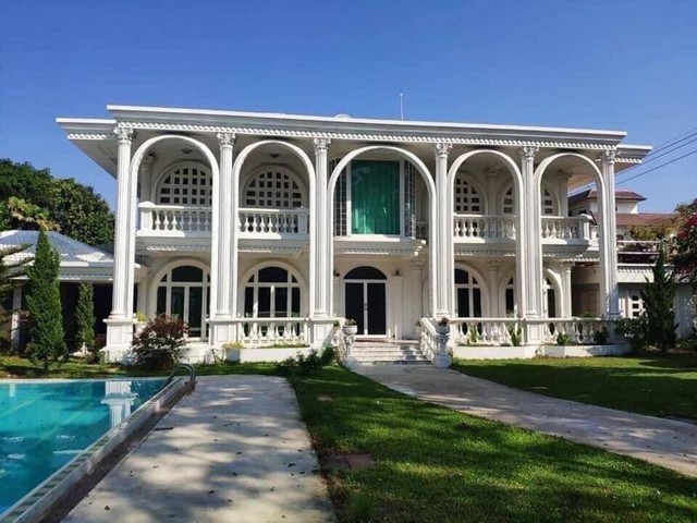  ขายคฤหาสน์หรูหลังใหญ่ ราคาพิเศษ 85 ล้านบาท ทำเลศักยภาพสูง โซนพัฒนาการ – ประเวศ – ศรีนครินทร์ – พระราม 9 ที่ตั้ง : แขวงประเวศ เขตประเวศ กรุงเทพฯ เดินทางสะดวก เพียง **8 กม.** ถึงย่านไลฟ์สไตล์ระดับพรีเมียมอย่าง ทองหล่อ และ เอกมัย ใกล้ทางด่วน รถไฟฟ้า แหล่งช้อปปิ้ง โรงพยาบาล ใกล้ Airport Rail Link และสนามบิน สุวรรณภูมิ รายละเอียดทรัพย์ * เนื้อที่ดิน **398 ตารางวา** (ติดถนน 3 ด้าน) * พื้นที�