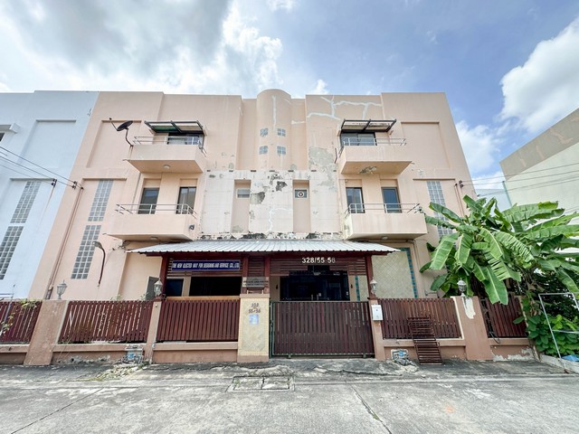 ขายด่วน! ทาวน์โฮม 3 ชั้น “หลังมุม-ติดกัน 2 หลัง” ในหมู่บ้านมนตรี ทาวน์โฮม ลาดพร้าว 87เหมาะมากสำหรับทำ ออฟฟิศ หรือ อยู่อาศัย ราคาดีเกินต้าน เพียง 6.9 ล้านบาทเท่านั้น! รายละเอียดทรัพย์  ทาวน์โฮม 3 ชั้น หลังมุม 2 หลังติดกัน  พื้นที่ดินรวม 43.7 ตร.วา  พื้นที่ใช้สอยรวมกว่า 300 ตร.ม.  4 ห้องนอน | 4 ห้องน้ำ | จอดรถ 4 คัน  ทำเลดีเยี่ยม ซอยลาดพร้าว 87 เข้าออกได้หลายทาง — ลาดพร้าว / เลียบด่วน / โช