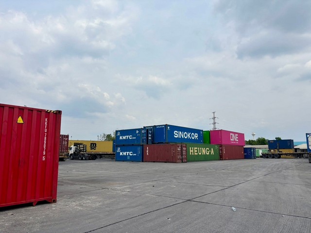 ZT908 ขายที่ดิน แหลมฉบัง ถนนไร่หนึ่ง-หนองขามติดด่านเก็บเงินหนองขาม ขาเข้าแหลมฉบัง เนื้อที่ 4-2-11 ไร่กว้าง 81 เมตร ลึก 90 เมตร ที่ตั้ง : ตำบลหนองขาม อำเภอศรีราชา จังหวัดชลบุรีพื้นที่สวยปัจจุบันเป็นลานจอดเทนเลอร์เหมาะแก่การทำลานจอดรถเทนเลอร์รถบรรทุก พื้นที่เช่าวางตู้คอนเทนเนอร์-ห่างจากท่าเรือแหลมฉบัง 10 กิโล-ห่างจากนิคมเครือสหพัฒน์ 2 กิโล-ห่างจากนิคมปิ่นทอง 5 กิโล-