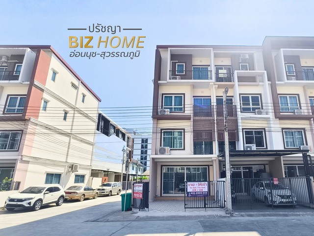 ขาย ให้เช่า Home Office แปลงมุม ปรัชญา บิซโฮม อ่อนนุช-สุวรรณภูมิ ติดโรบินสันลาดกระบัง 3 ห้องนอน 3 ห้องน้ำ 2 ห้องโถงใหญ่---------------------จุดเด่น: บ้านเป็นแปลงมุม ติดถนนหลักของโครงการ ทำเลดี มีที่จอดรถเยอะ โครงการทำเลดีอยู่ติดโลบินสันลาดกระบังและบริเวณนั้นยังมีห้างและร้านอาหารจำนวนมาก เดินทางสะดวกไม่ว่าจะเป็นมอเตอร์เวย์หรือแอร์พอร์ตลิงค์ เดินทางไปสนามบินสุวรรณภูมิเพี�