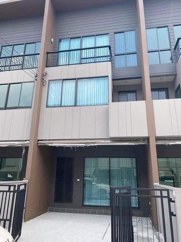 RTJ2198ขายหรือให้เช่า ทาวน์โฮม3 ชั้นบ้านกลางเมือง ลาดพร้าว-เสรีไทย ใกล้ตลาดน้ำขวัญเรียม ใกล้โรงเรียนทรงวิทย์ศึกษาเนื้อที่ 17 ตร.ว. 3 ห้องนอน 3 ห้องน้ำ จอดรถได้1 คัน ราคาเช่า 20,000/เดือน(ราคาเช่ารวมค่าส่วนกลางแล้ว) มัดจำ2 เดือน ล่วงหน้า1 เดือน ราคาขาย 5ล้านบาทติดถนนเสรีไทย 52 แขวงคลองจั่น เขตบางกะปิ กทม. 10240สนใจติดต่อคุณเจี๊ยบ092-851-6969Line:keti2522เฟอร์นิเจอร์ครบสิ่งอำนวยความสะดวกคลั�