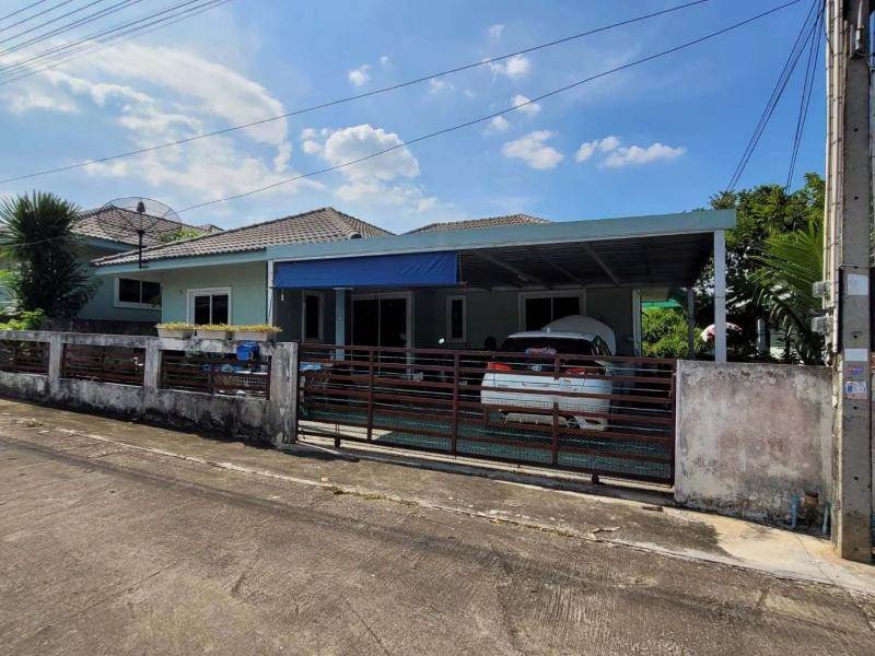   ขาย บ้านเดี่ยว/ทาวน์เฮ้าส์/คอนโด โครงการ ขาย บ้านเดี่ยว ปิ่นเจริญ ระยอง  ถนน สาย 13(ทล.3375) ตำบล นิคมพัฒนา อำเภอ นิคมพัฒนา จังหวัด ระยอง  ราคาโปรโมชั่น  1,768,000    บาท    ลดจาก  1,950,000    บาท ราคาโปรโมชั่นตั้งแต่วันที่  2 มีนาคม - 31 พฤษภาคม 2569  รายละเอียดทรัพย์ -  เนื้อที่ 56.00 ตร.ว.   พื้นที่ใช้สอย 115.00 ตร.ม.  -  บ้านหันไปทางทิศ ตะวันออกเฉียงใต้  พิกัดทรัพย์ :  https://maps.app.goo.gl/uWWLnPBKtZBeGr9q7  สถานที่ใกล้เคียง   -  โล�