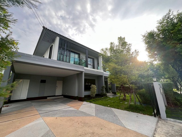 LV53436 ให้เช่า บ้านเดี่ยว บุราสิริ วงแหวน-อ่อนนุช Burasiri Wongwaen-Onnut บ้านเดี่ยวสไตล์รีสอร์ทบนทำเลเดียวกับแหล่งธุรกิจด้านอัญมณีราคาเช่า : 120,000 บาท/เดือน ราคาต่อรองได้ (สัญญาขั้นต่ำ 1 ปี ประกัน 2 เดือน + ล่วงหน้า 1 เดือน)ที่ตั้ง : ซ.กาญจนาภิเษก 39 ถนนกาญจนาภิเษก(วงแหวนรอบนอก) ต.ราชาเทวะ อ.บางพลี จ.สมุทรปราการชื่อโครงการ : บุราสิริ วงแหวน-อ่อนนุช Burasiri Wongwaen-Onnuchรายละเอียด :- บ้านเดี่ยว 2 ชั้น- พื