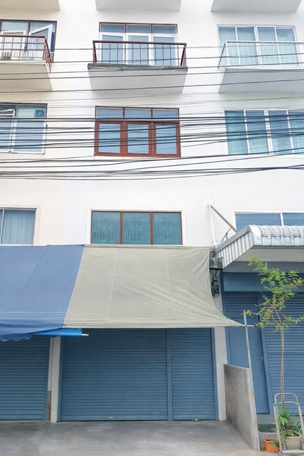 สุขุมวิท45-53 ใกล้รพ.สมิติเวช สุขุมวิท 600 ม. ใกล้BTS ทองหล่อ 1.5 กม. อาคารพาณิชย์ 4 ชั้น 3 นอน 1 น้ำ มาร์เก็ตเพลส ทองหล่อ 700 ม. อาคารหน้ากว้าง พื้นที่ใช้สอย 250 ตร.ม. 16 ตร.ว. 17,999 B-M. ทำเลสุขุมวิท  เหมาะทำโฮมออฟฟิศ ร้านค้า หรือธุรกิจ ย่านทองหล่อ และพร้อมพงษ์  เดินทางสะดวก ทั้งรถไฟฟ้า และถนนสายหลักSukhumvit 45-53 BTS Thonglor 1.5km Four story commercial building with 3 bed 1 bath 1.5 km. Market Place Thonglor 700 m. Wide frontage 250sq.m. 16sq.wa. 17,999 B-M. Prime Sukhumvit location ideal for home office shop or business Close to Samitivej Su