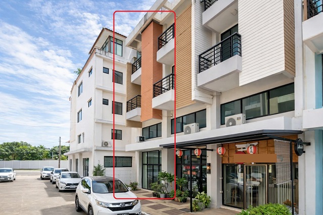 ใกล้แฟชั่นไอส์แลนด์ 900 ม.หลังริมต้นซอย ให้เช่า อาคารพาณิชย์ 3.5 ชั้น 2-3นอน 3 น้ำทำเลติดถนนปัญญาอินทรา พื้นที่ใช้สอย 18 ตร.ว.220 ตร.ม. 16,998B-M. ขาย 3.95 ลบ. รีโนเวทใหม่ สไตล์โมเดิร์น เหมาะทำโฮมออฟฟิศ ร้านค้า หรืออยู่อาศัย ทำเลศักยภาพ เข้าออกได้หลายเส้นทาง ใกล้ซาฟารีเวิลด์ คลองสามวา 1.0 กม.แหล่งไลฟ์สไตล์สำคัญFashion Island 900 m. For Rent 3.5-story commercial building with 2-3bed 3 bath End unit at the beginning of the soi prime location on Panya Indra Road 18 sq.wa. 220 sq.m. usable area 16,998B-M Sell