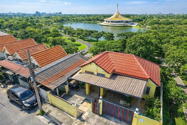 เฉลิมพระเกียรติ ร.9 44-52 ประเวศ  ใหญ่มาก 2คูหา ทาวน์เฮาส์ 3 นอน 2 น้ำ ใกล้ สวนหลวง ร.9 900 ม. พื้นที่ใช้สอย 24 ตร.ว.188ตร.ม. หลังหัวมุม 13,998 B-M.บ้านปรับปรุงใหม่ บรรยากาศร่มรื่น พร้อมสวนส่วนตัว เหมาะสำหรับอยู่อาศัย ในย่านชุมชนคุณภาพ ใกล้ ตลาดนัมเบอร์วัน ราม 2 1.0 กม. เมกาบางนา ถ.พัฒนาการ-อ่อนนุช  4.3ล้าน บาทon Chalerm Phra Kiat Rama IX Rd. 44-52 Prawet Very large 2units. 3-bed 2-bath townhouse near SuanLuang RamaIX Park 900m. 24sq.wa. 188sq.m. corner unit price 13,998B-M. Located   Newly renovated house with private garden peaceful