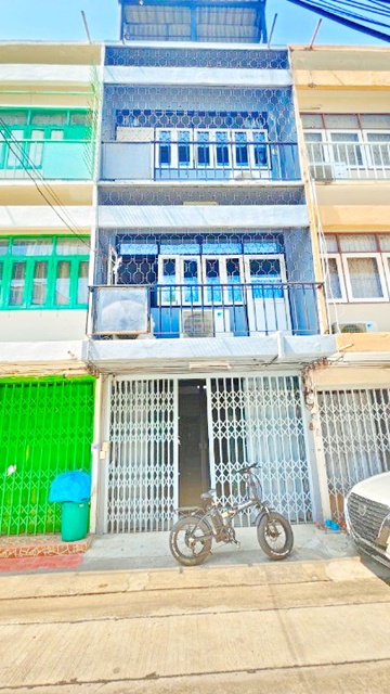 ใกล้เซ็นทรัล พระราม 3 600 ม.  สาธุประดิษฐ์ ใกล้ BTS ช่องนนทรี 2.5 กม.  ทาวน์โฮม 3 ชั้น ให้เช่า 3 นอน 2 น้ำ  พื้นที่ใช้สอย 18 ตร.ว. 220 ตร.ม. ทำเล CBD สาทร  บ้านรีโนเวทใหม่ แอร์ครบทุกห้อง ครัวใหญ่ 1จอดรถ 24,999 B-M. เดินทางสะดวก BRT และทางด่วนnear Central Rama 3 600 m. SathuPradit 3-story townhome for rent 3 bed 2 bath near BTS Chong Nonsi 2.5 km usable area 18 sq.wa. 220 sq.m. prime CBD location in Sathorn  newly renovated house air conditioning in every room large kitchen 1 parking space 24,999 B-M convenient transportation  BRT and expresswayถ.สาธุประดิษฐ์ นราธิวาสราชครินทร์  แขวงช่องน�