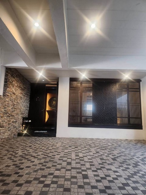 ให้เช่าทาวน์โฮม 4 ชั้น 5 ห้องนอน การ์เด้นเฮ้าส์ นราธิวาสราชนครินทร์ 30 ย่านพระราม 3 บ้านสวย วิวสวน สงบ ร่มรื่น แต่งแบบ Thai oriental style เฟอร์ครบ*** ราคาเช่า : 80,000 บาท/เดือนติดต่อ::  ชยา โทร/ID Line:: 0942823961   Link Line:: https://line.me/ti/p/3xFA1An8Kcรหัส# T26-425 ทาวน์โฮม 4 ชั้น Garden House Rama3 บ้านสวย วิวสวน สงบ ร่มรื่น แต่งแบบ Thai oriental style- ใจกลางพระราม3 พื้นไม้สะสมหายาก บิ้วอินทั้งหลัง เฟอร์นิเจอร์ครบแบบพร้อมอยู่- โครงการสวย มีสวนส่ว